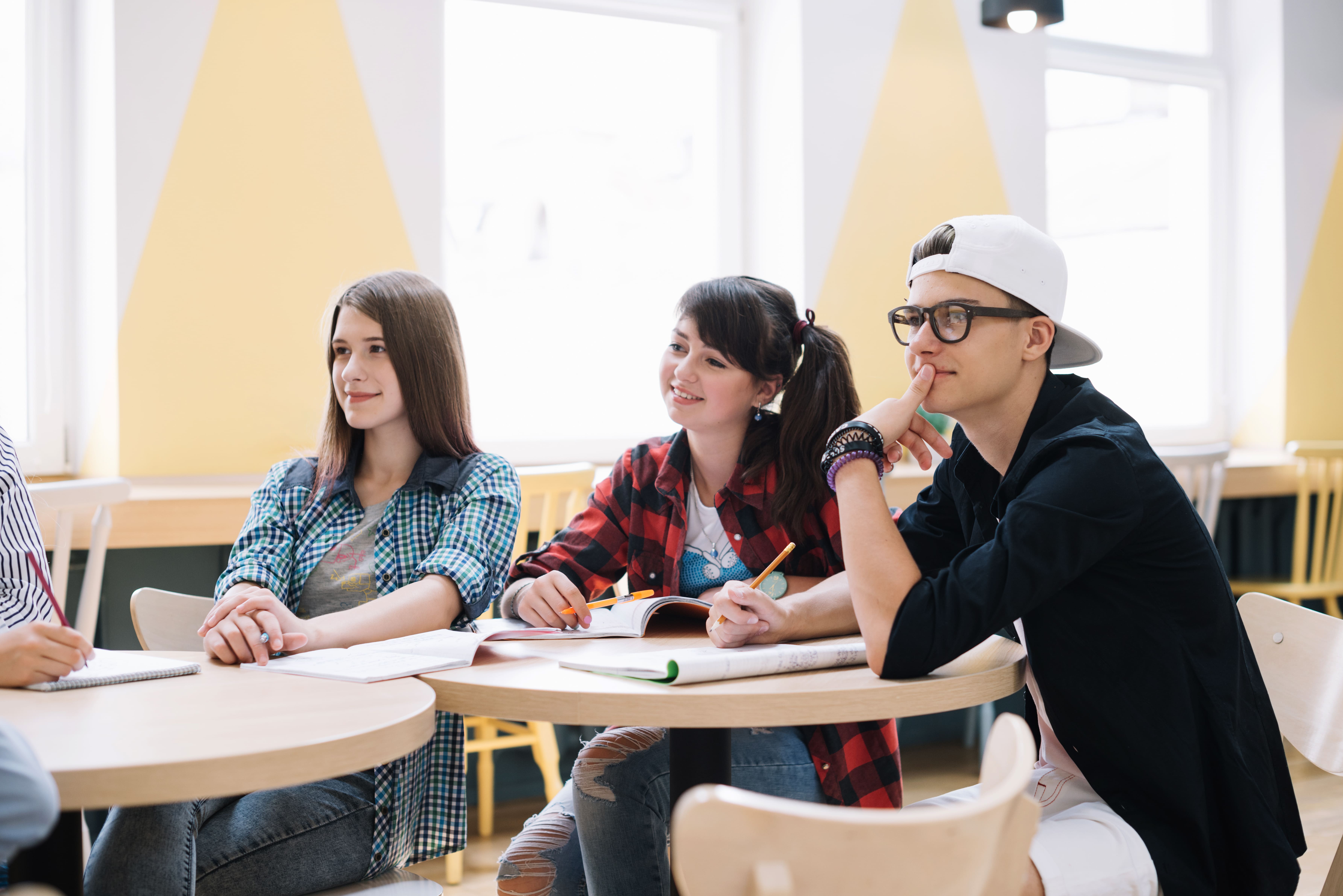 alumnos estudiando una FP superior