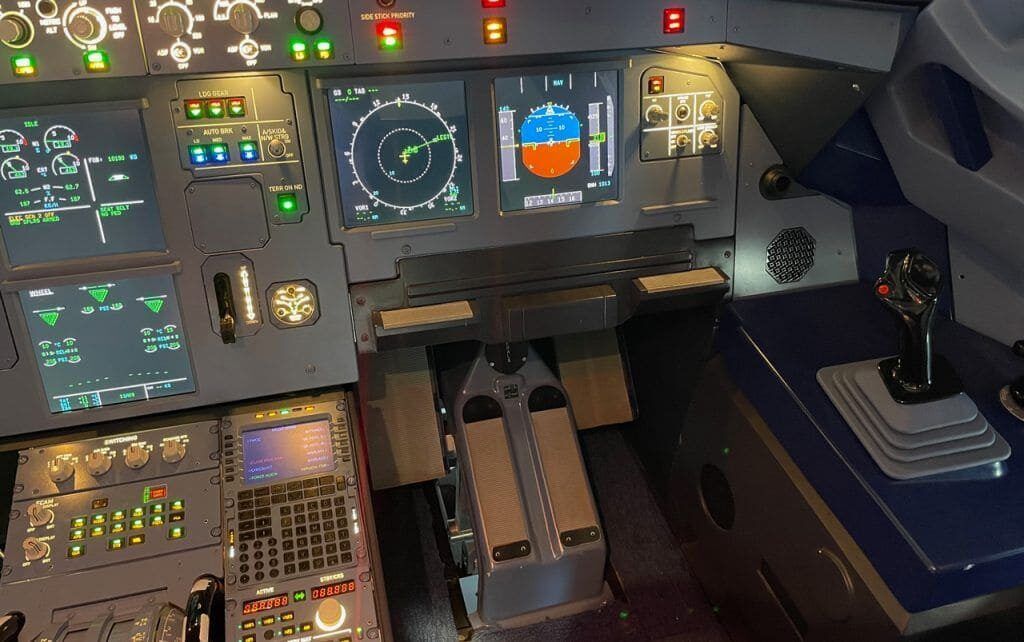 Simuladores de vuelo: ¿Cómo mejoran las habilidades de los pilotos novatos?