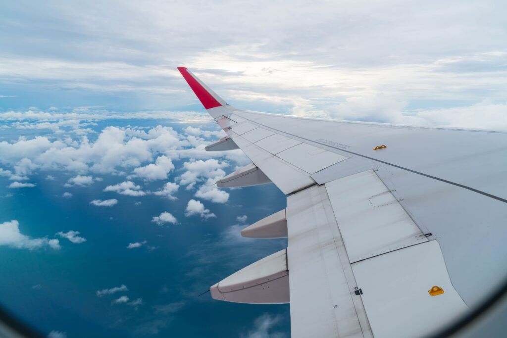 ¿Qué pasa si un avión excede su velocidad máxima?