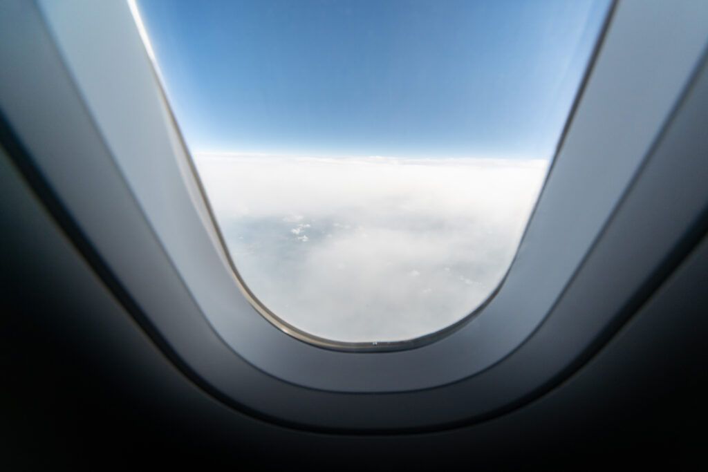 ¿Por qué algunas ventanas de avión tienen un pequeño agujero?