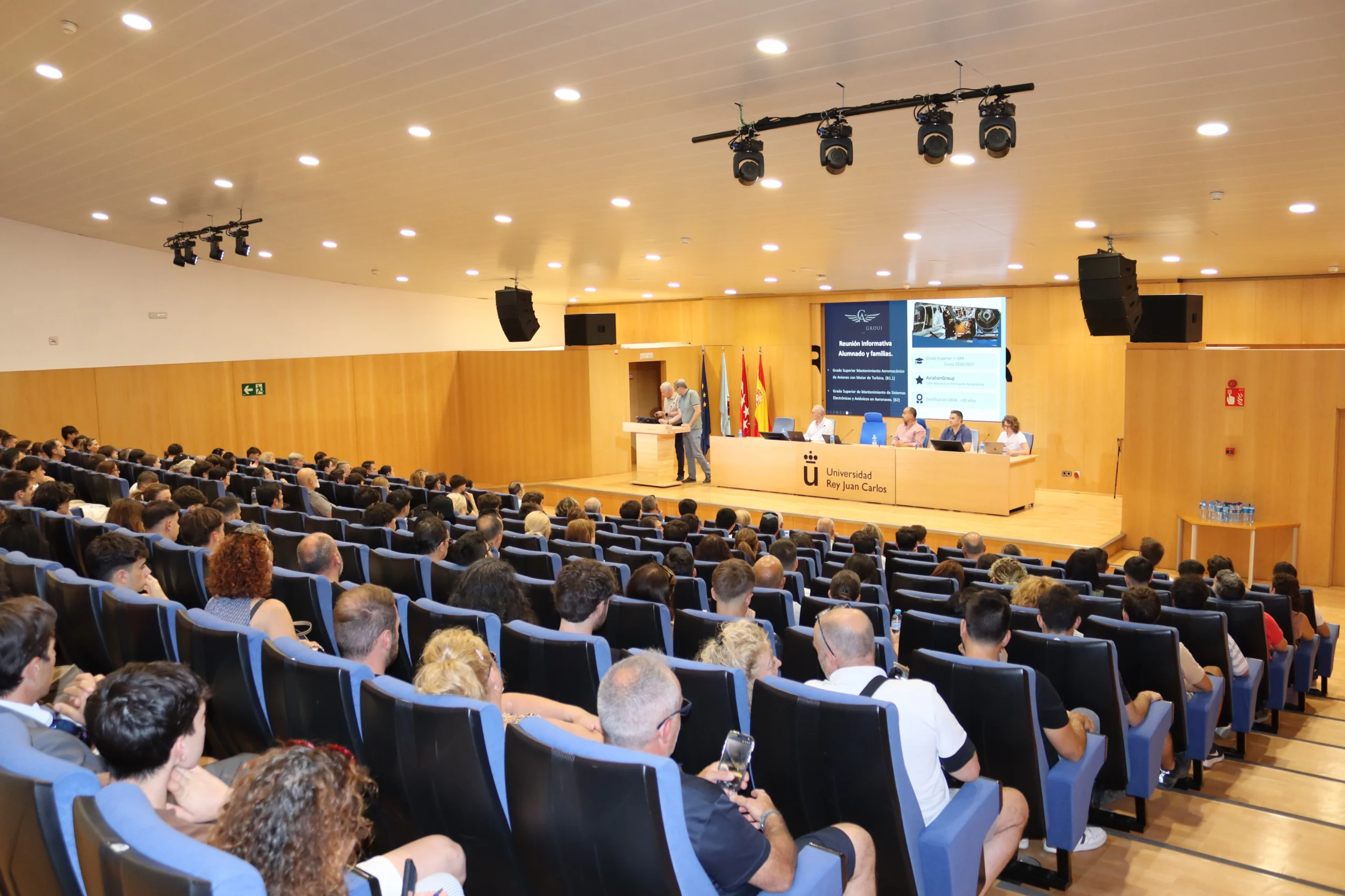 Vista general del auditorio de la Universidad Rey Juan Carlos durante la reunión informativa de Aviation Group para alumnado y familias del curso 2026/2027