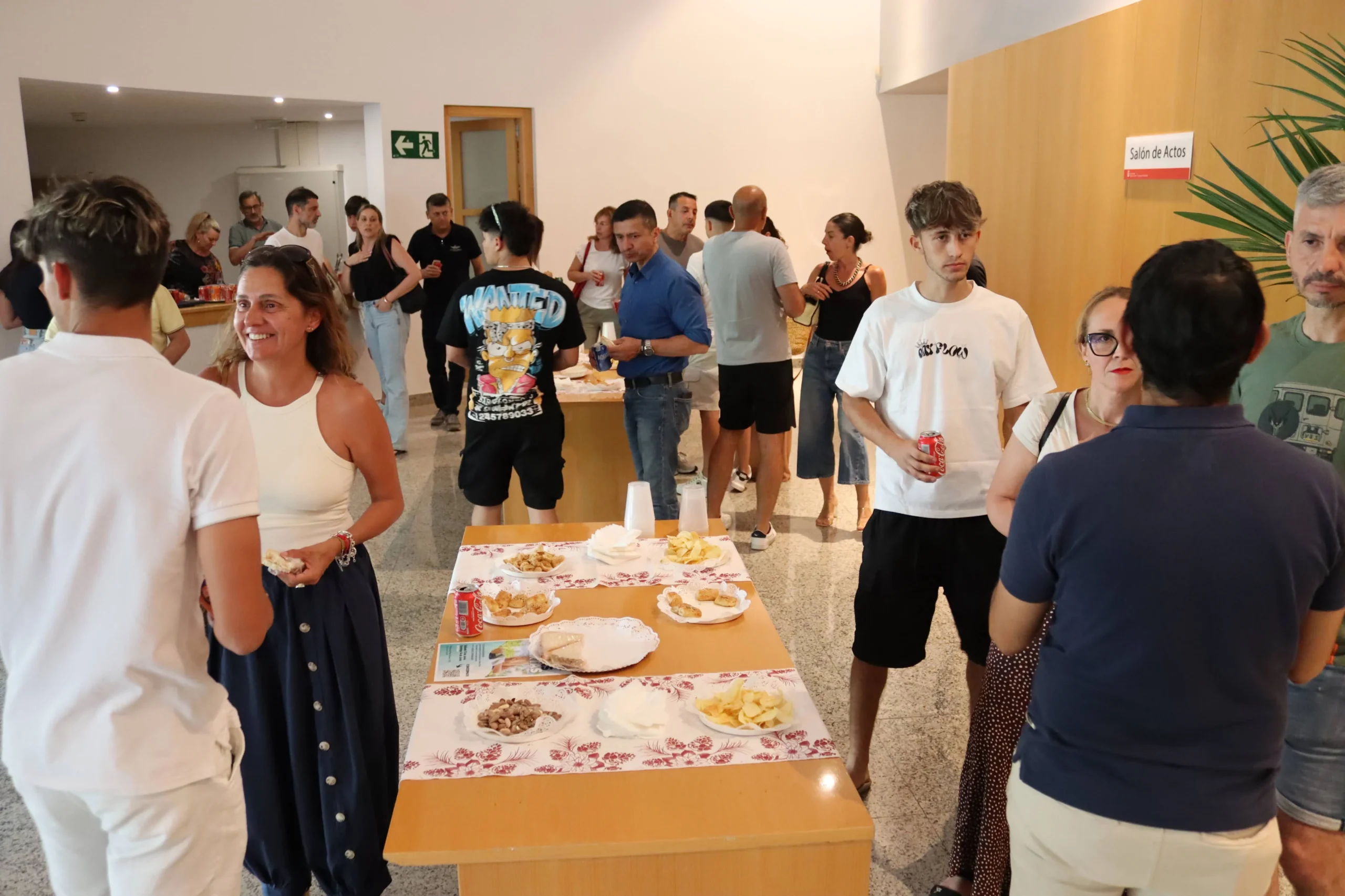 Asistentes conversando durante el aperitivo de networking tras la jornada informativa de Aviation Group