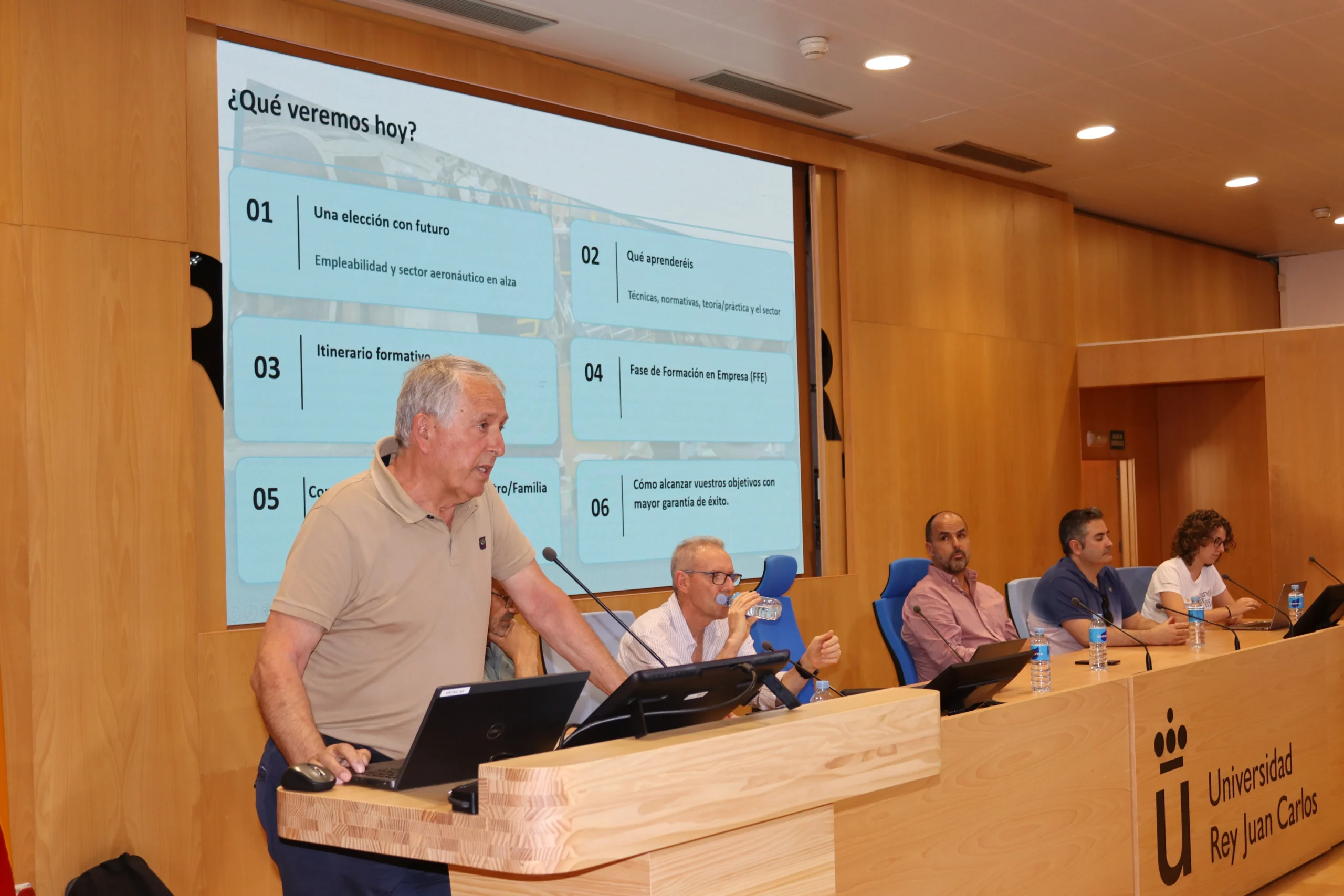 Ponente de Aviation Group presentando el orden del día de la reunión informativa para alumnado y familias en la Universidad Rey Juan Carlos