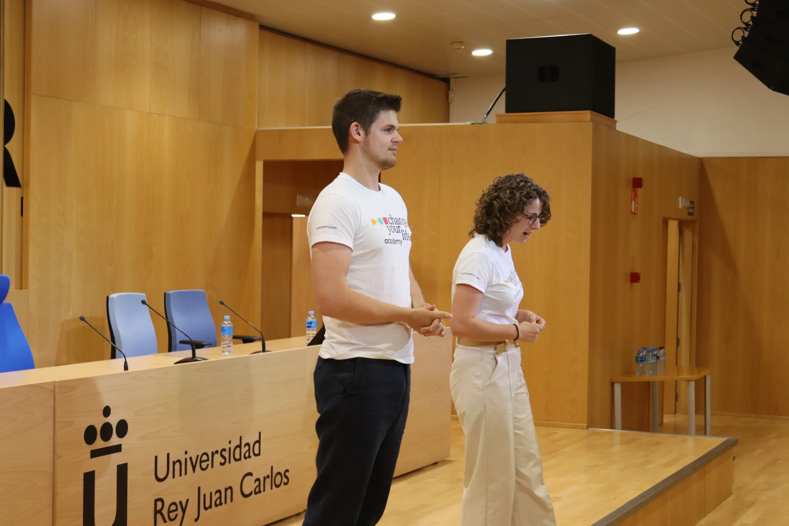 Dos presentadores de Change Your Life Academy durante la jornada informativa de Aviation Group en la Universidad Rey Juan Carlos