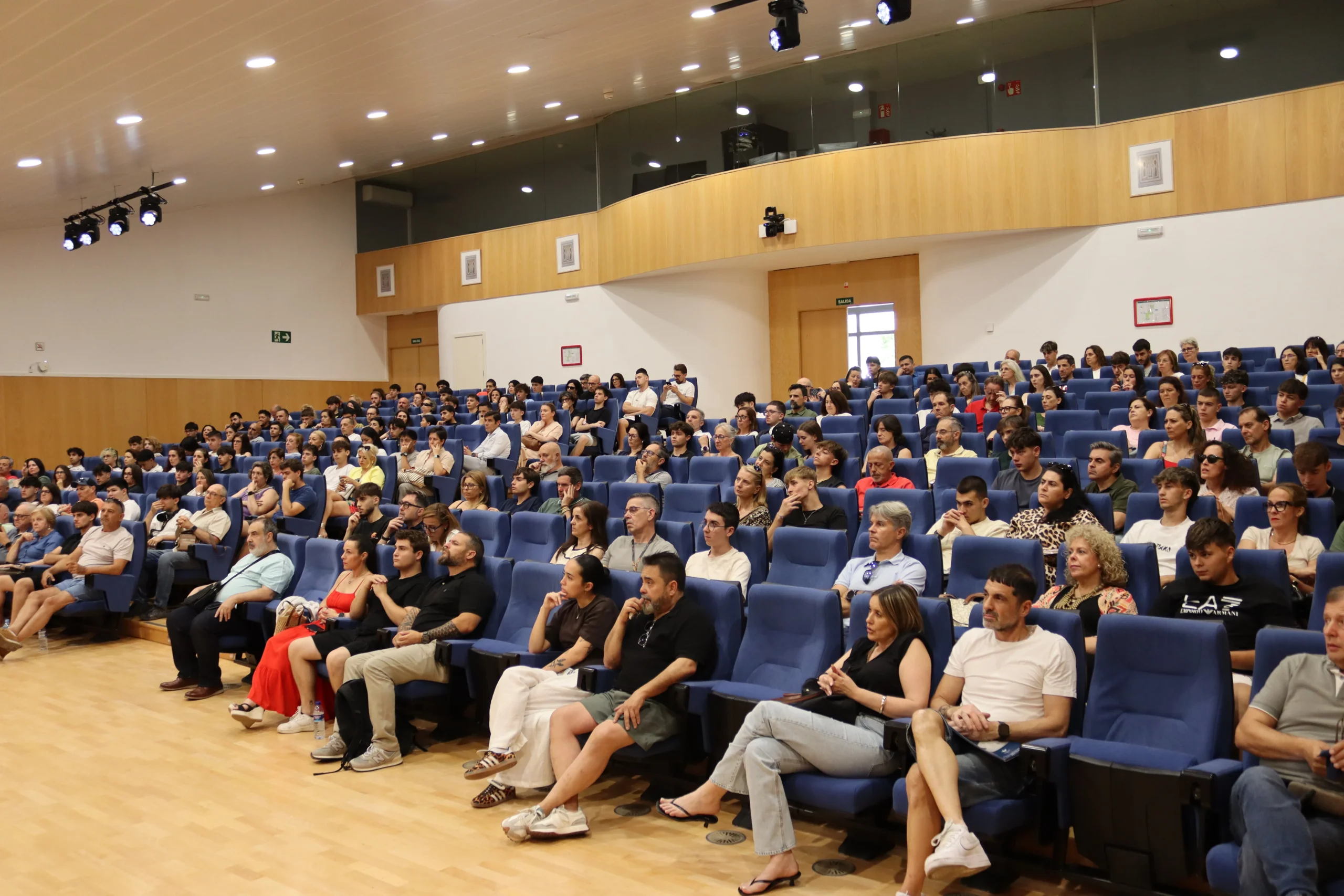 Alumnos y familias atentos durante la reunión informativa de Aviation Group en la Universidad Rey Juan Carlos