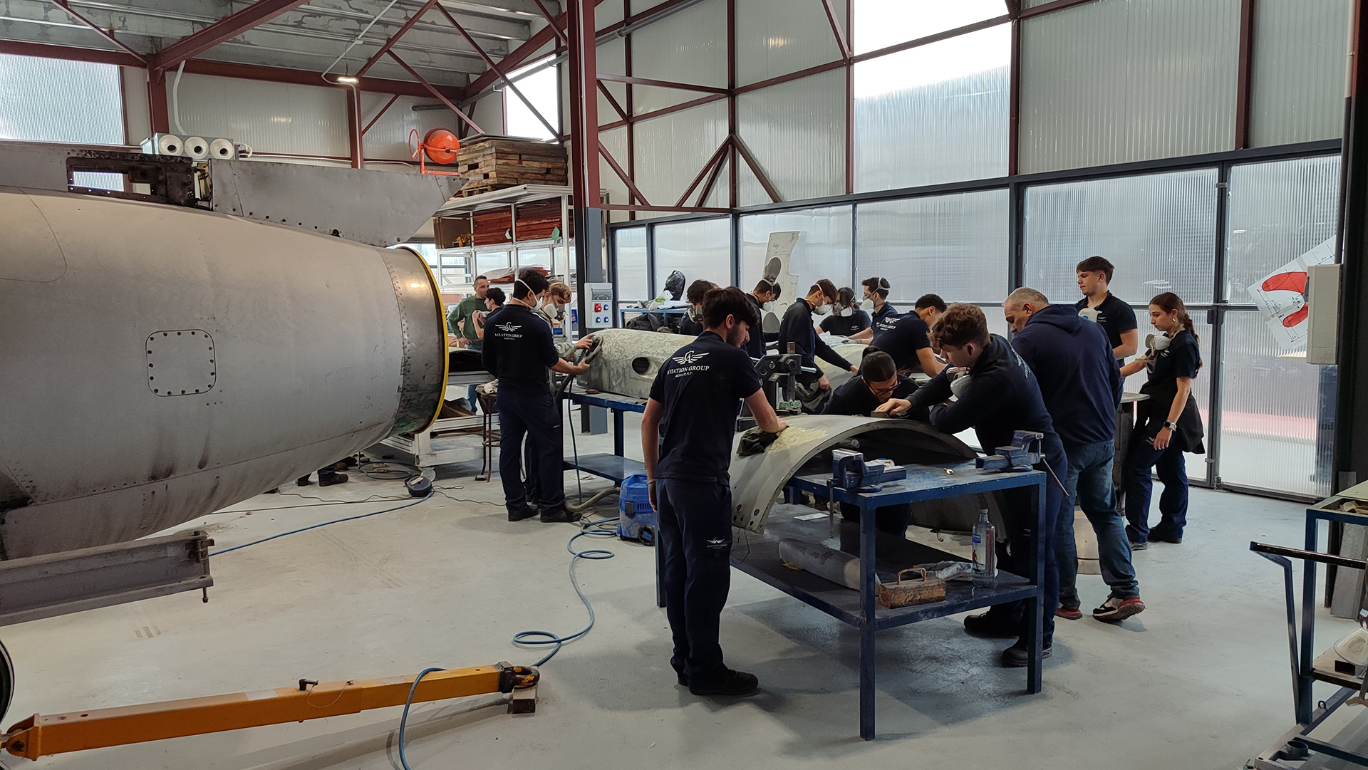 Alumnos TMAs Aviation Group en taller